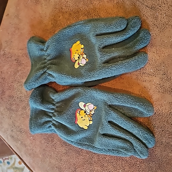 Winnie the Pooh and Tigger fleece scarf and gloves - Picture 2 of 11